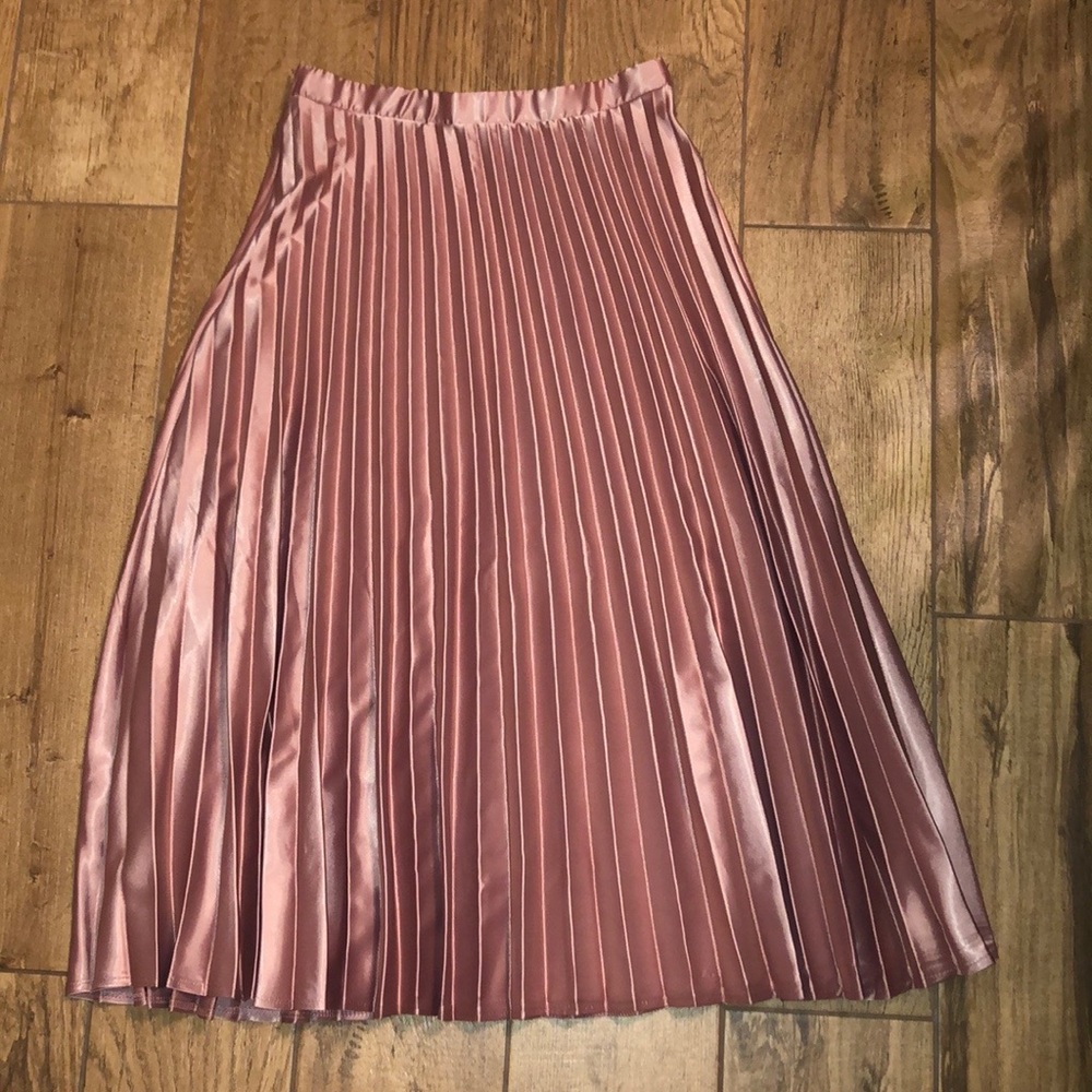 Women's Juniors Midi Length Pleated Skirt in blush
